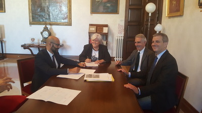 Cagliari, 18 ottobre 2017: la firma nella stanza del Rettore dell&rsquo;atto costitutivo della Fondazione &ldquo;ARIA&rdquo;, i cui fondatori sono l&rsquo;Universit&agrave; di Cagliari, il docente Alberto Devoto e il prof. Cristiano Galbiati (entrambi a destra nella foto)
