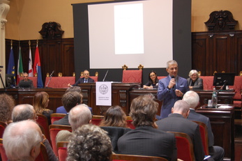 Cristiano Galbiati durante la presentazione dei primi risultati di ARIA