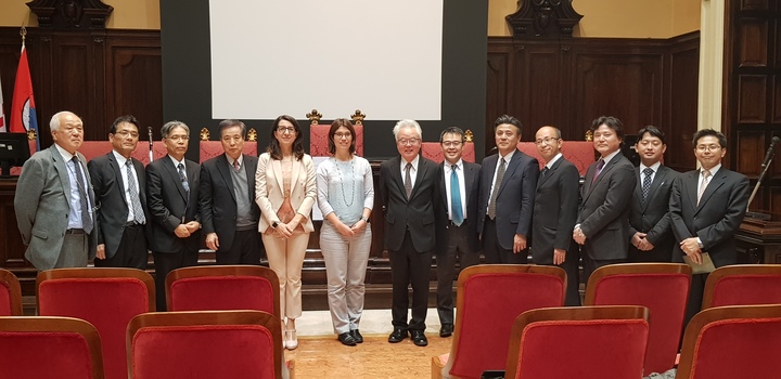 Foto di gruppo nell'aula magna del Rettorato di Cagliari. All&rsquo;incontro in via Universit&agrave; seguir&agrave; una visita a Villasimius, sempre guidati dalla professoressa Patrizia Modica, per toccare con mano le esperienze fatte sul campo