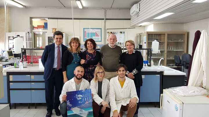 Piero Piasotti, Anny Guttuso e Mariella Setzu dell'Associazione Give him a chance, responsabili e coordinatori del progetto " Scuola Plastic Free" e i Professori Guido Crisponi, Valeria Nurchi dell'Universit&agrave; di Cagliari