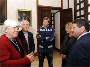 Cagliari. In primo piano Maria Del Zompo e Francesco Mola. Sullo sfondo, nello studio del rettore, Gianfranco Fara e Valerio Aspromonte, medaglia d'oro a squadre nel fioretto alle Olimpiadi di Londra 2012