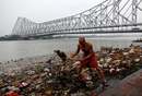 L'accumulo di rifiuti sulla riva del Gange (foto da Repubblica.it)