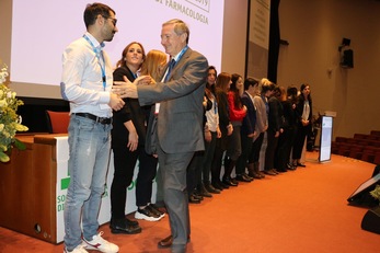 Firenze. Il professor Racagni premia Francesco Traccis