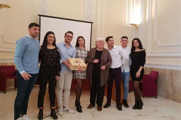 Premio Ichnusa: i vincitori dello scorso anno con il Rettore Maria Del Zompo nell'Aula magna di Palazzo Baffi