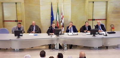 Al tavolo, coordinato dal professor Corrado Zoppi (primo da sinistra), si sono avvicendati: Lorenzo Morello, Angelo Melis, Alessandro Casciu, Paolo Pezzuoli, Piero Comandini, Marco Galassi