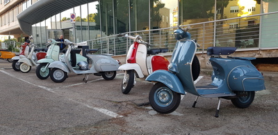 28 novembre 2019 - Vespe e Lambrette esposte sui due lati del viale antistante l'aula magna di Ingegneria, nel complesso universitario di via Marengo