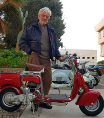 Nella foto, con una fiammante Lambretta rossa 125 B del 1949, il collega Sperandio Moi (Direzione per i servizi bibliotecari, email: mois@unica.it), attivo socio del Club AutoMoto d’Epoca Sardegna, affiliato all'Automotoclub Storico Italiano (Asi)