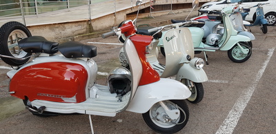 Cagliari, 28/11/2019 - Qui davanti nella foto, una bellissima Lambretta bicolore, tipico modello del periodo tra la fine degli anni '50 e inizi '60 e riproposto anche in alcune delle versioni più moderne ed attuali