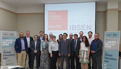 Foto di gruppo del meeting di maggio all'Universit&agrave; di Hallim (Sud Corea). Terzo da sinistra il professor Alessandro Spano