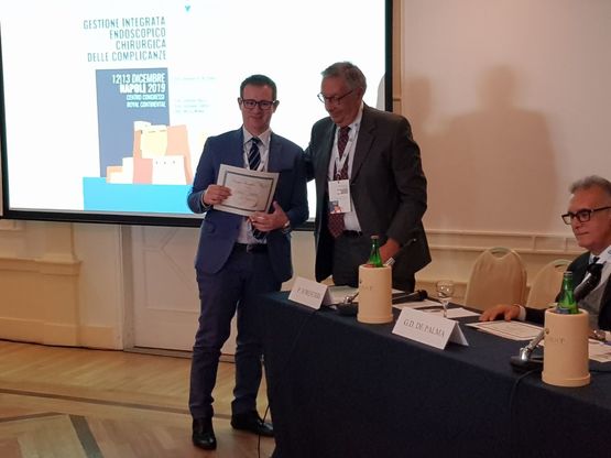 Fabio Medas riceve il riconoscimento dalle mani di Pietro Forestieri, docente e allievo del professor Mazzeo