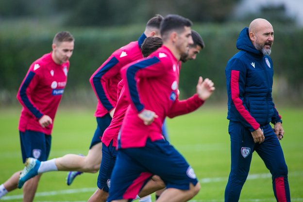 Roberto De Bellis mentre guida alcuni giocatori durante un allenamento (foto Cagliari Calcio)