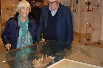 Maria Crespellani con Franco Masala davanti ad una delle vetrine che contengono le sue opere