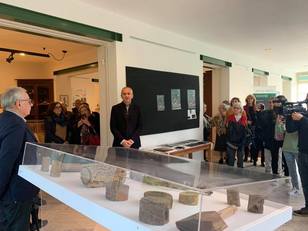 La presentazione della mostra al Museo Botanico: al centro il professor Bacchetta
