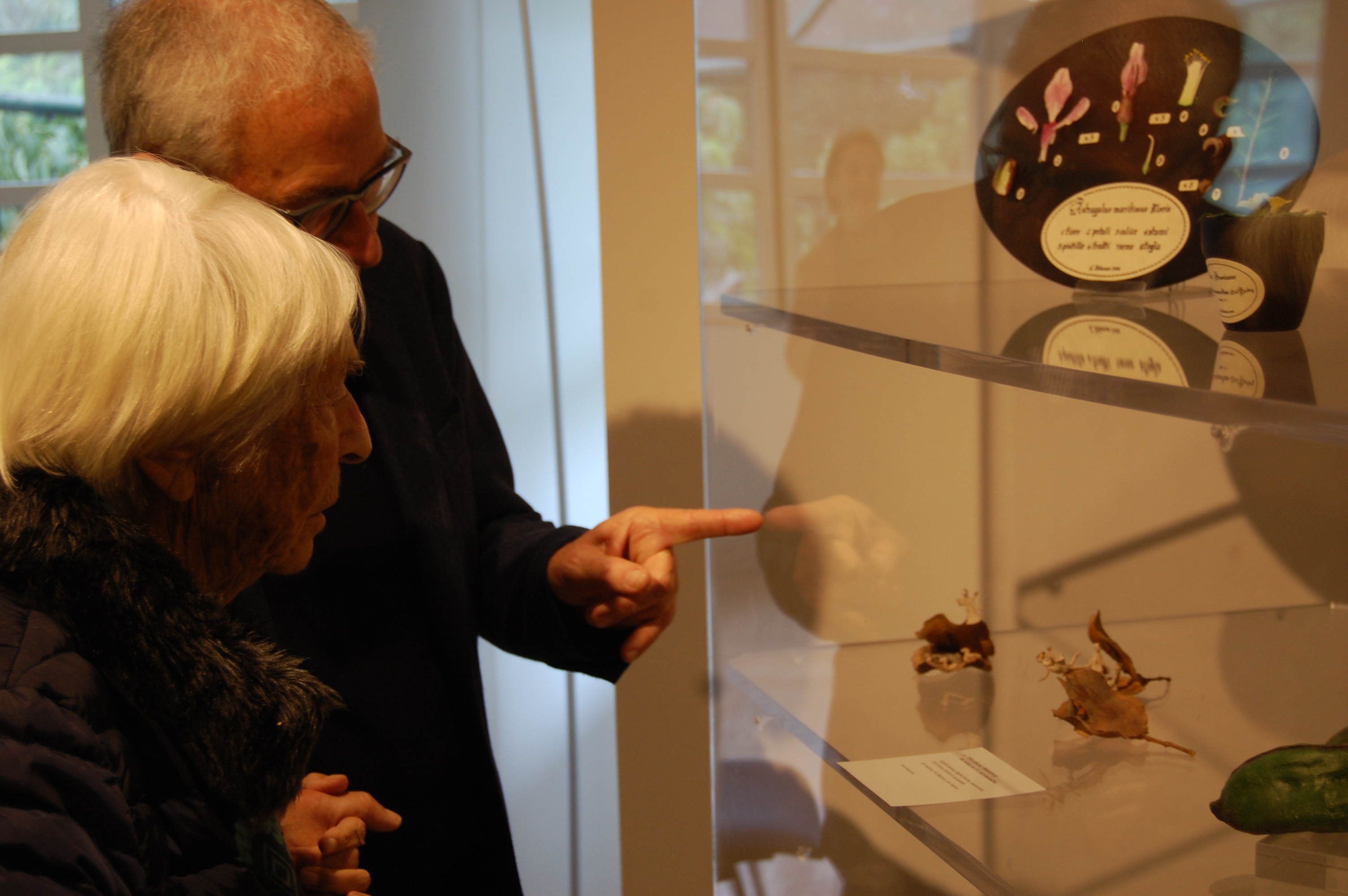 Franco Masala e Maria Crespellani davanti ad una vetrina