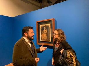 Efisio Carbone e Pamela Ladogana fotografati nella sala che ospita le due opere della Collezione Piloni
