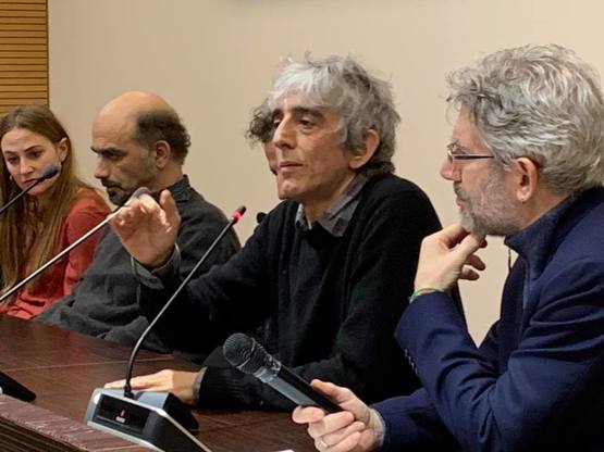 Sergio Rubini durante l'incontro-intervista con il pubblico, a destra Antioco Floris