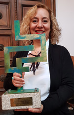 La docente con la scultura "Harmonia" ritirata per UniCa in Spagna