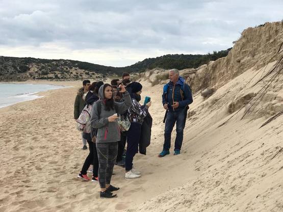 Sandro Demuro nei giorni scorsi mentre fa lezione ad un gruppo di studenti sulla spiaggia di Chia