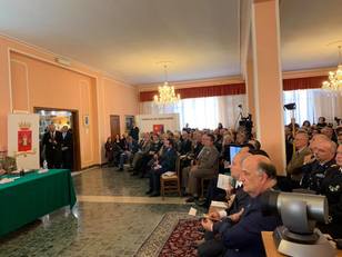 Il pubblico ieri in sala: si riconoscono a destra il Prefetto di Cagliari Bruno Corda, poco più in là il Presidente del Consiglio Regionale Michele Pais
