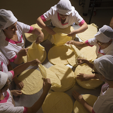 Al lavoro per ottenere un ottimo Carasau (foto www.sunalle.it)