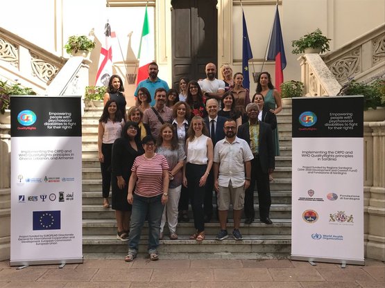 Il team del progetto nel cortile interno del Municipio di Cagliari: al centro Mauro Giovanni Carta