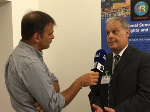 Mauro Carta intervistato per il TG della RAI da Vincenzo Guerrizio in occasione dell'avvio del progetto a Cagliari