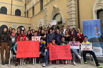 Nella foto: studenti, educatori e docenti del corso al Convitto nazionale "Vittorio Emanuele II"