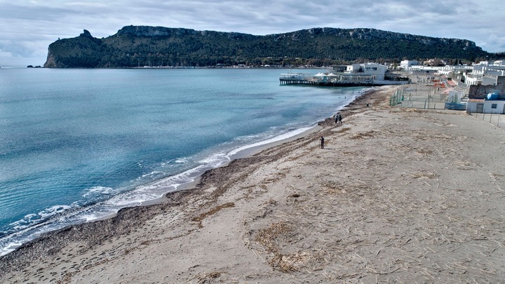 La spiaggia del Poetto in una splendida veduta aerea