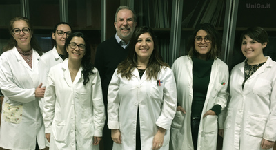 Il professor Enzo Tramontano in una recente foto con lo staff, tutto al femminile, del Laboratorio di Virologia molecolare. Da sinistra: Alessia Caredda, Annalaura Paulis, Angela Corona, Francesca Esposito, Nicole Grandi e Maria Paola Pisano
