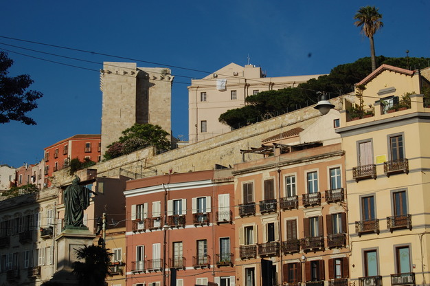 Anche da Piazza Yenne &egrave; possibile vedere uno dei lenzuoli bianchi appesi alla facciata del Rettorato per ricordare l'assassinio del magistrato Giovanni Falcone, di sua moglie Francesca Morvillo e degli uomini della scorta
