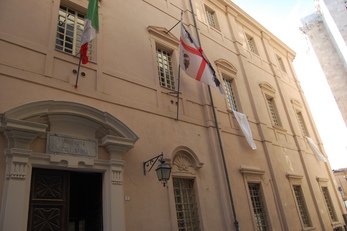 I due lenzuoli appesi sulla facciata di Palazzo Belgrano in ricordo delle vittime delle mafie
