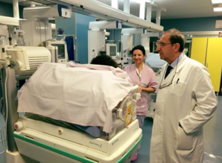 Il professor Fanos in reparto. Al centro, l'infermiera Korsak Henrika