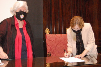 L'assessore Valeria Satta mentre firma l'accordo con l'Università di Cagliari