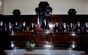La commissione sugli scranni dell'Aula magna di Palazzo Belgrano