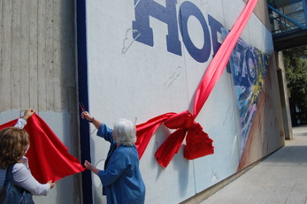 Il taglio del nastro sull'opera di Manu invisible