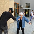 Il saluto con lo street artist Manu Invisible