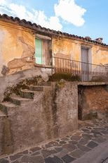 Tepil&ograve;ra include anche paesaggi, storia, costruzioni e siti nuragici