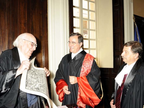 Andrea Camilleri con l'allora Rettore Giovanni Melis e il professor Giuseppe Marci
