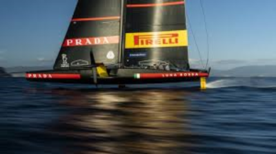 Cagliari. Una recente immagine di Luna Rossa nelle acque del golfo di Cagliari