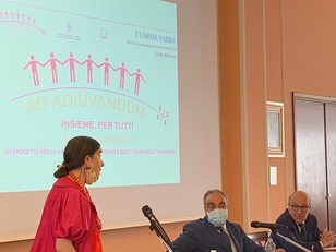 Maria Antonietta Mongiu presenta l'iniziativa con Giulio Calvisi (sottosegretario alla Difesa) e Mario Nieddu (assessore regionale alla Sanit&agrave;)