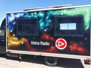 Il bus-redazione di Unica Radio