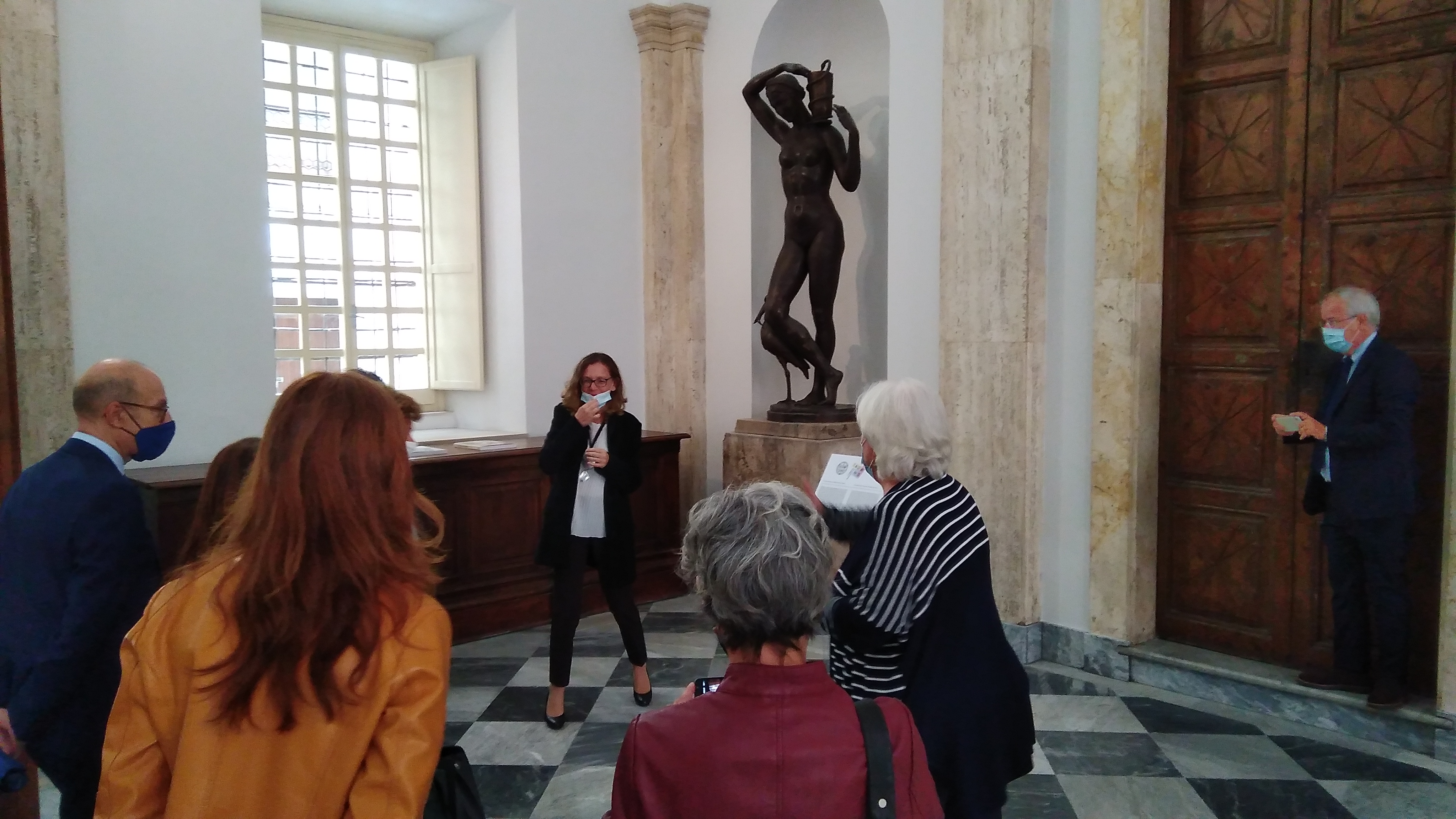 La storica dell'Arte Pamela RIta Ladogana apre la visita alla mostra "400. Una Storia UniCa"