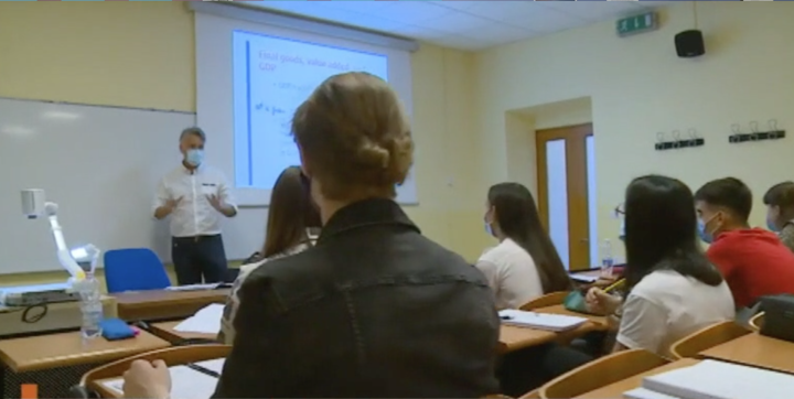 Il professor Stefano Matta durante una lezione nel corso internazionale di Economia e gestione aziendale