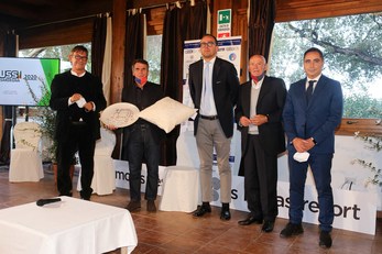 Pula. Da sinistra, Francesco Pinna (caporedattore centrale Nuova Sardegna), Zola, Riccardo Trevisani (telecronista Sky, 1.300 partite, inclusa la finale 2020 senza pubblico di Champions tra Bayern Monaco e Psg), Brugnera e Agostino Deiana