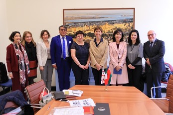 Micaela Morelli, quarta da destra, con un gruppo di ricercatori e specialisti dell'ateneo di Cagliri e di enti esterni