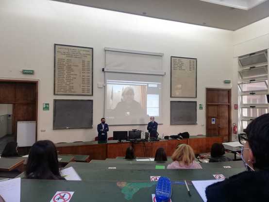 Una parte deli studenti e le studentesse di Lingue e comunicazione riuniti nell'Aula magna del Campus Aresu, gli altri seguivano da remoto: questa mattina il benvenuto del Rettore