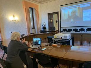 Il Rettore parla agli studenti di Lingue e comunicazione dalla Sala Consiglio di Palazzo Belgrano