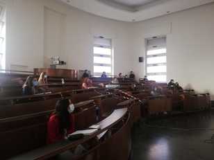 Gli studenti e le studentesse nell'Aula magna del Campus Aresu nel rispetto delle norme antiCOVID