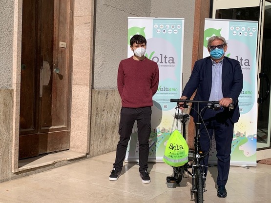 Italo Meloni consegna bici elettrica e kit "Svolta" allo studente Davide Brunetto