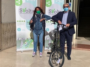 Antonietta Ligas riceve la bici dal professor Meloni